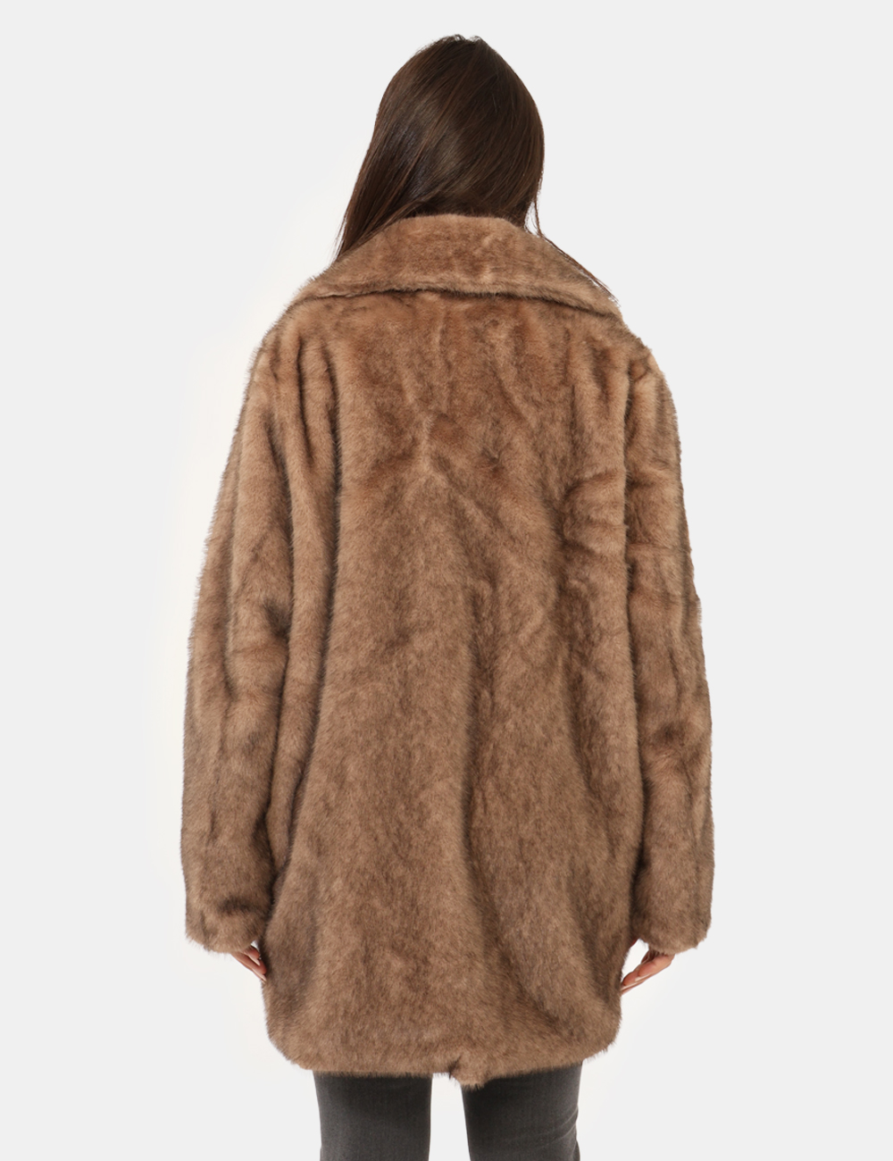2922-OA_TALPA_AI25_2 Pelliccia Materica Marrone - Pelliccia di media lunghezza in total marrone talpa, con scollo generoso. La vestibilità è morb