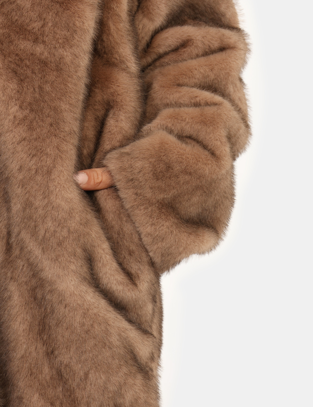 2922-OA_TALPA_AI25_3 Pelliccia Materica Marrone - Pelliccia di media lunghezza in total marrone talpa, con scollo generoso. La vestibilità è morb