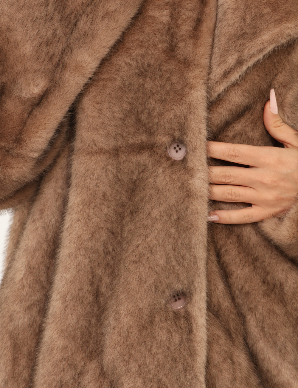 2922-OA_TALPA_AI25_4 Pelliccia Materica Marrone - Pelliccia di media lunghezza in total marrone talpa, con scollo generoso. La vestibilità è morb