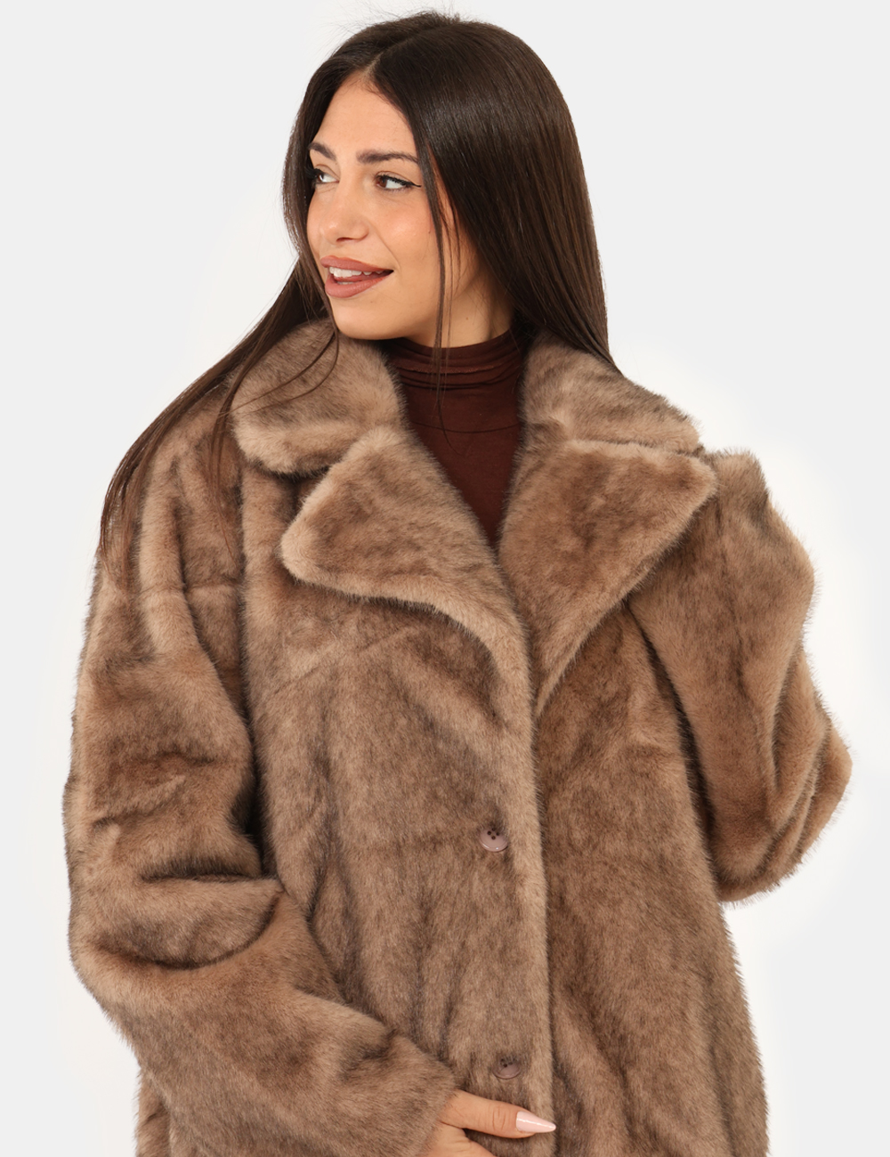 2922-OA_TALPA_AI25_5 Pelliccia Materica Marrone - Pelliccia di media lunghezza in total marrone talpa, con scollo generoso. La vestibilità è morb
