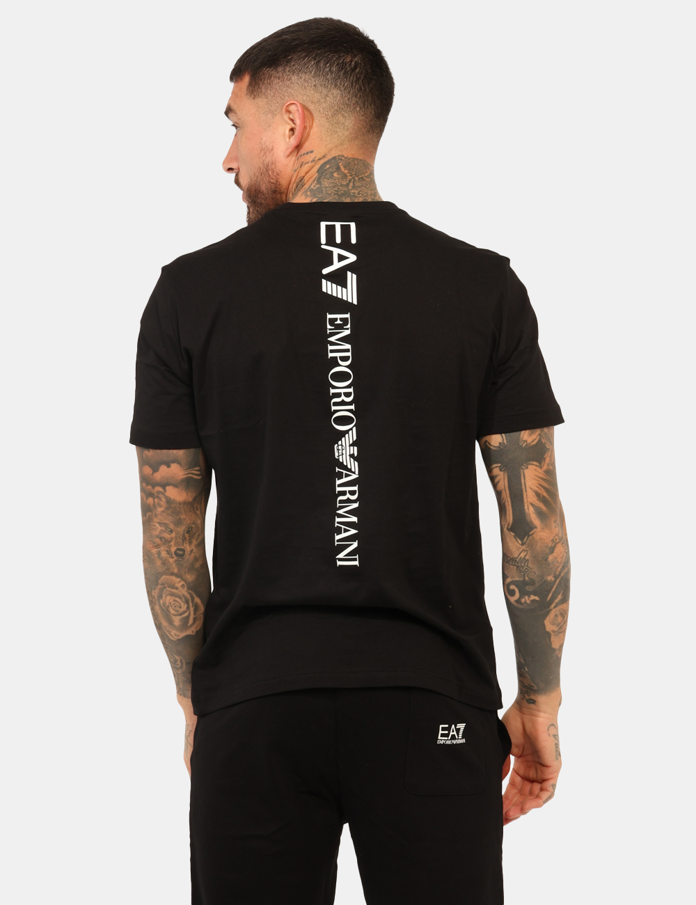 7M000567-AF10375-OA_BLACK-WHITE_AI25_2 T-shirt EA7 Nero - T-shirt classica in total nero con piccola stampa logo brand bianca. La vestibilità è morbida e regolare.