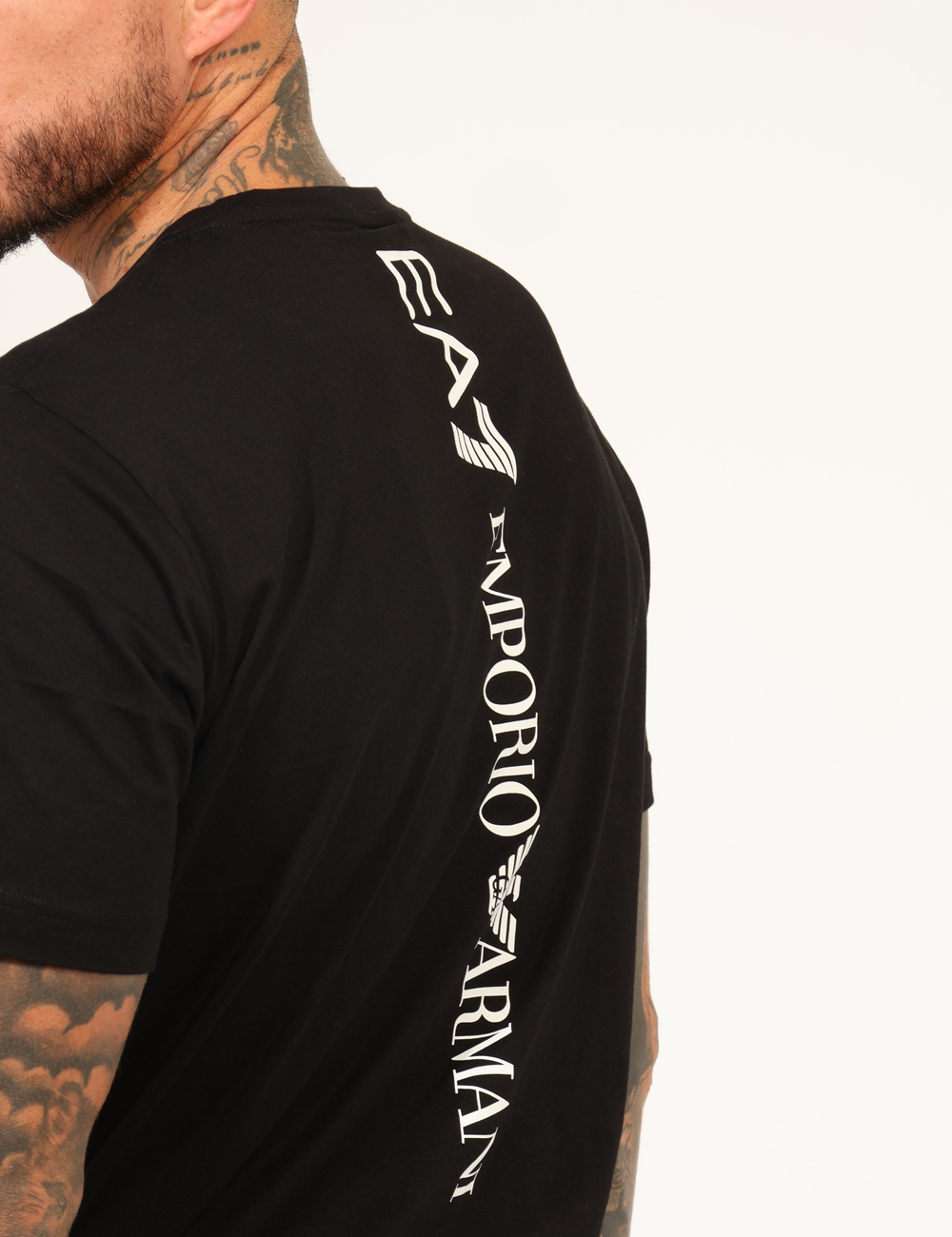 7M000567-AF10375-OA_BLACK-WHITE_AI25_3 T-shirt EA7 Nero - T-shirt classica in total nero con piccola stampa logo brand bianca. La vestibilità è morbida e regolare.