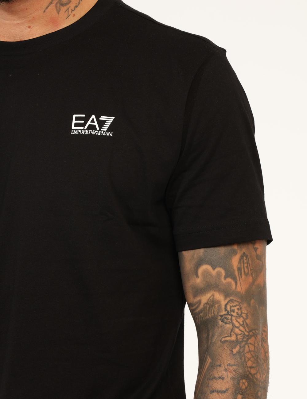 7M000567-AF10375-OA_BLACK-WHITE_AI25_4 T-shirt EA7 Nero - T-shirt classica in total nero con piccola stampa logo brand bianca. La vestibilità è morbida e regolare.