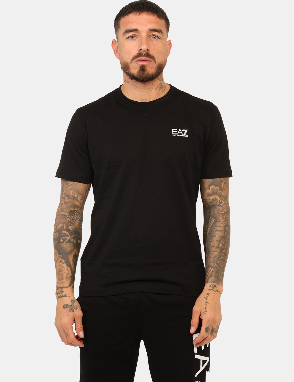 7M000567-AF10375-OA_BLACK-WHITE_AI25_5 T-shirt EA7 Nero - T-shirt classica in total nero con piccola stampa logo brand bianca. La vestibilità è morbida e regolare.