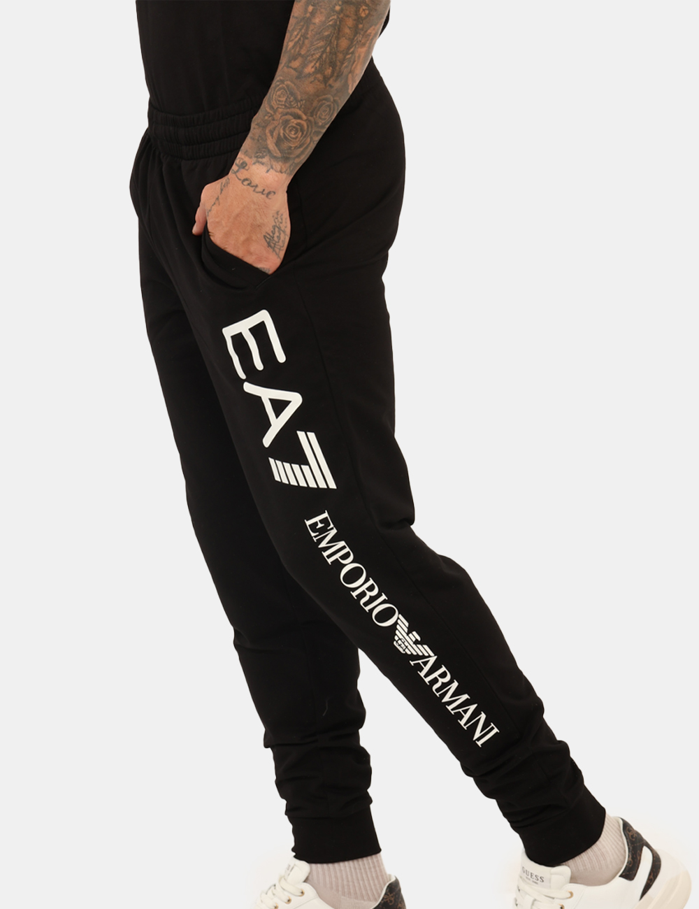 7M000571-AF13512-OA_BLACK-WHITE_AI25_4 Pantaloni EA7 Nero - Pantaloni in total nero, con stampa logo brand bianca, tasche a taglio trasversale sul fronte e tasca a