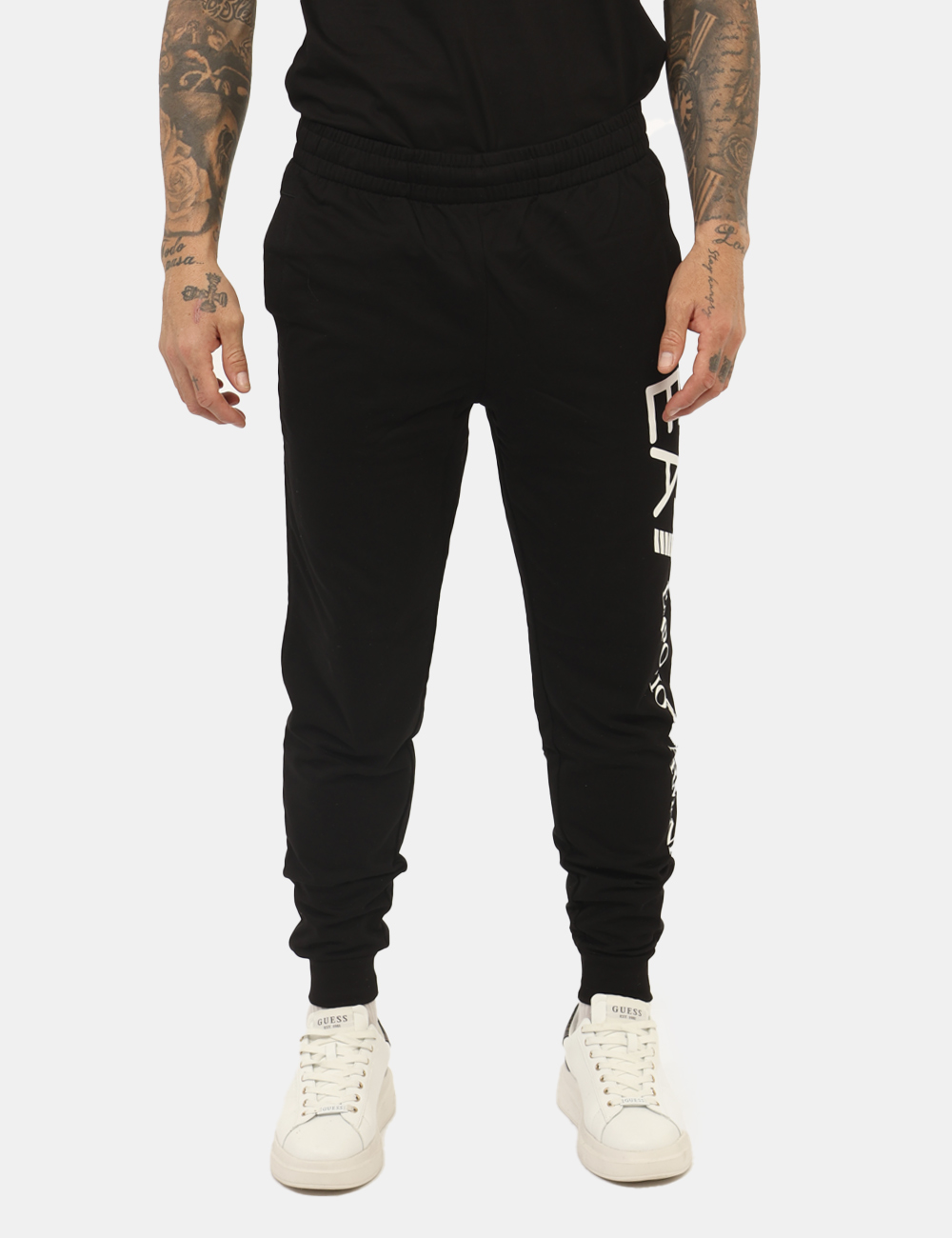 7M000571-AF13512-OA_BLACK-WHITE_AI25_6 Pantaloni EA7 Nero - Pantaloni in total nero, con stampa logo brand bianca, tasche a taglio trasversale sul fronte e tasca a