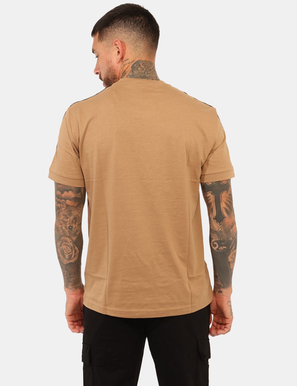 7M000956-AF10375-OA_TIGER-EYE-BLACK_AI25_2 T-shirt EA7 Marrone - T-shirt classica in total marrone chiaro con bordino nero brandizzato. La vestibilità è morbida e rego