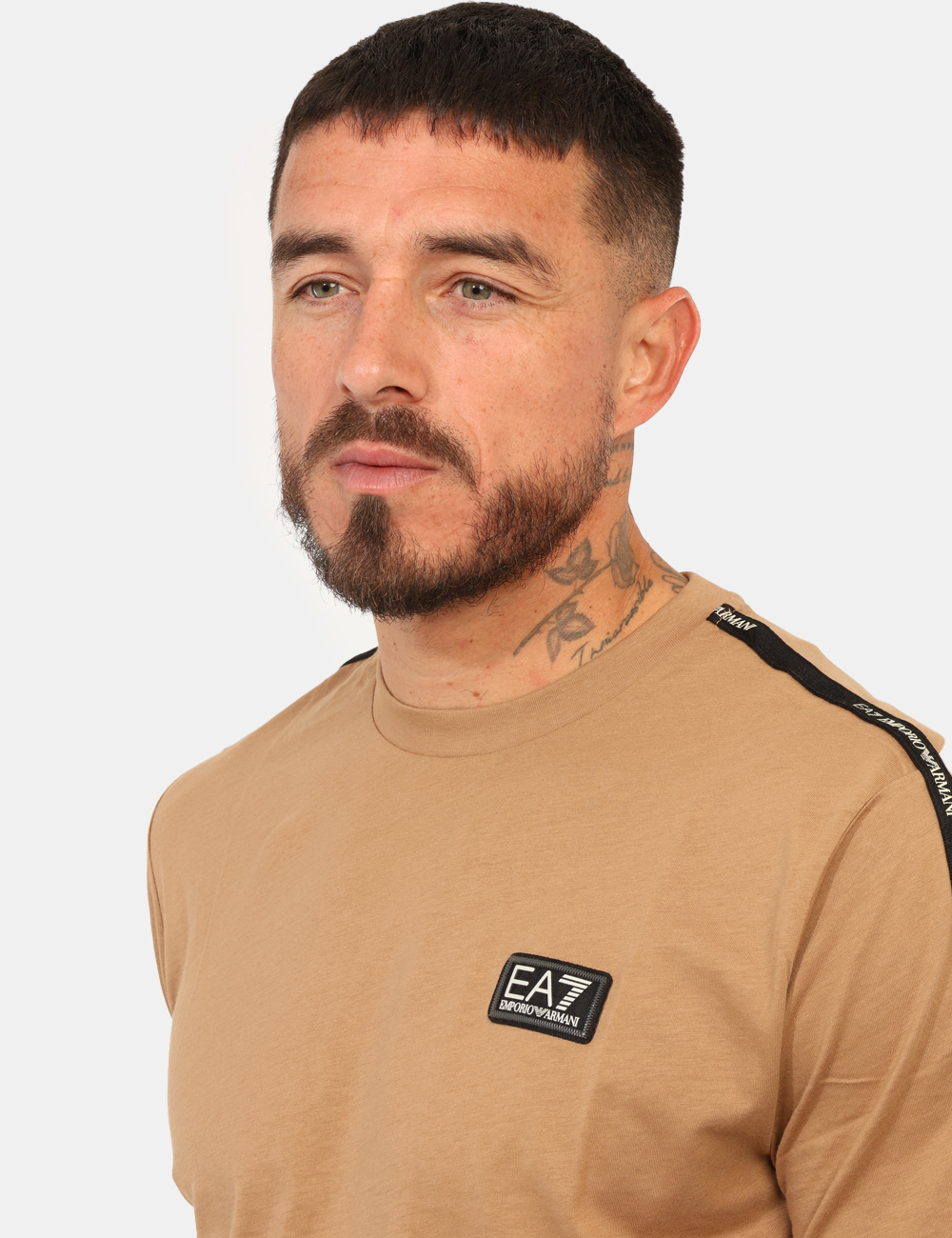 7M000956-AF10375-OA_TIGER-EYE-BLACK_AI25_3 T-shirt EA7 Marrone - T-shirt classica in total marrone chiaro con bordino nero brandizzato. La vestibilità è morbida e rego