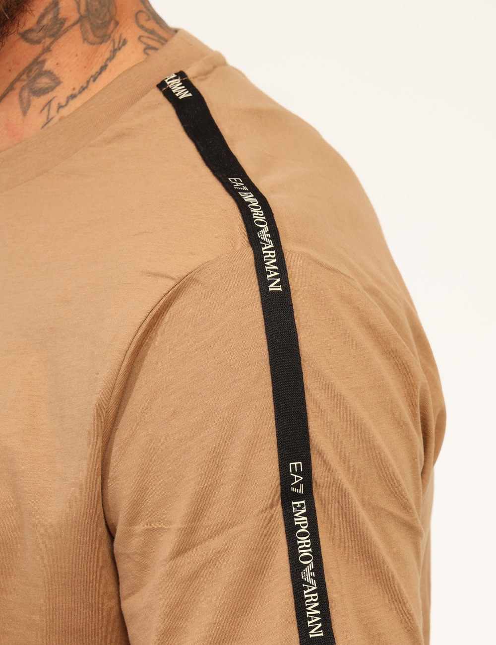 7M000956-AF10375-OA_TIGER-EYE-BLACK_AI25_4 T-shirt EA7 Marrone - T-shirt classica in total marrone chiaro con bordino nero brandizzato. La vestibilità è morbida e rego