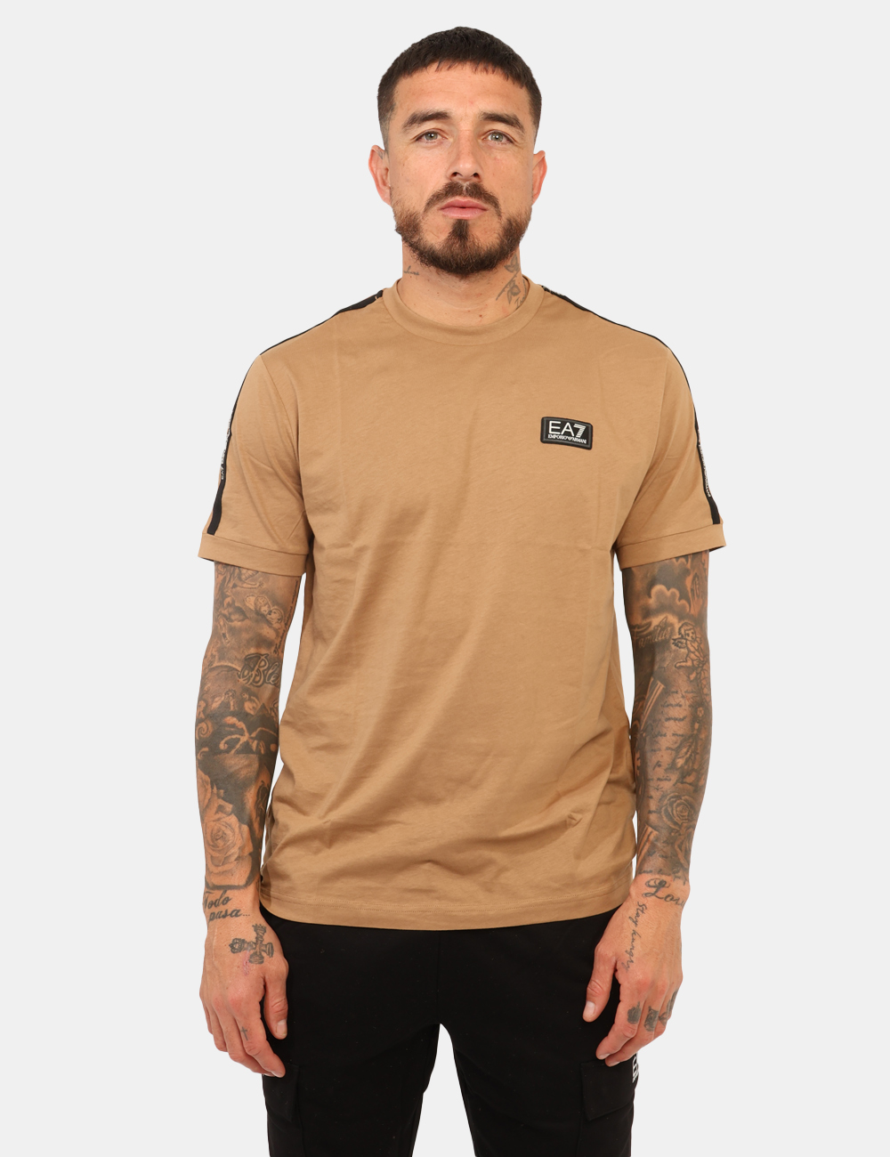 7M000956-AF10375-OA_TIGER-EYE-BLACK_AI25_5 T-shirt EA7 Marrone - T-shirt classica in total marrone chiaro con bordino nero brandizzato. La vestibilità è morbida e rego