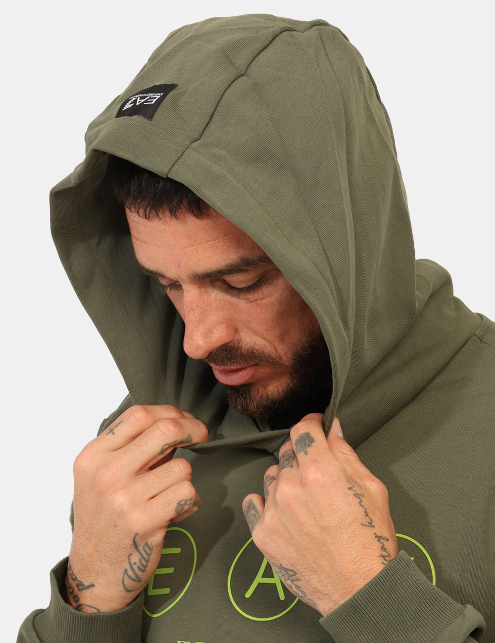 7M000978-AF17787-OA_BEETLE_AI25_3 Felpa EA7 Verde - Felpa con cappuccio, interno garzato, in total verde con stampa logo brand in versione fluo. Presente tasc