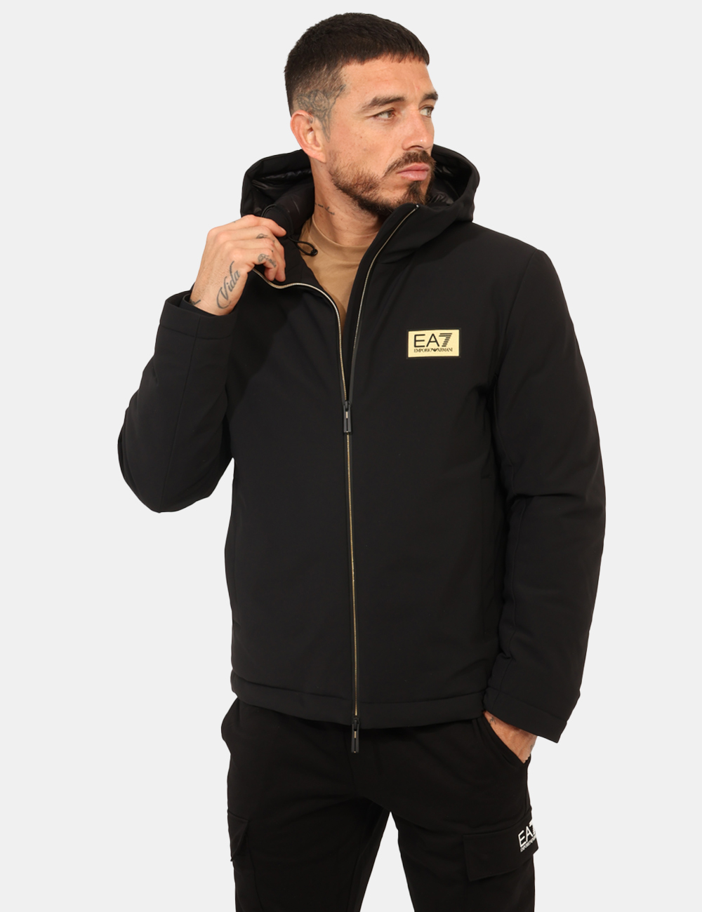 7M001020-AF13563-OA_BLACK_AI25_1 Giacca EA7 Nero - Giacca con cappuccio non removibile, in total nero con patch logo brand, più tasche a taglio trasversale e