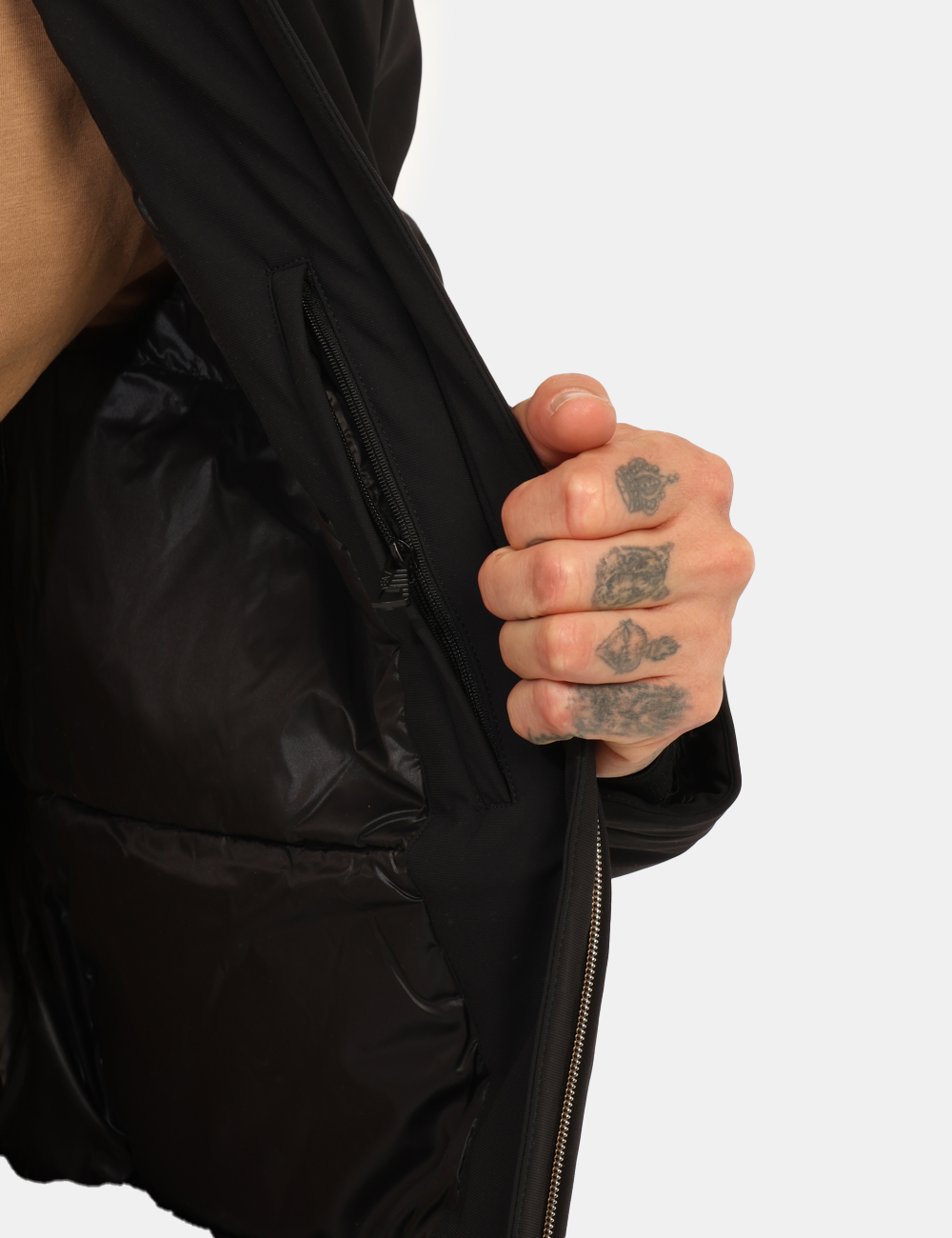 7M001020-AF13563-OA_BLACK_AI25_3 Giacca EA7 Nero - Giacca con cappuccio non removibile, in total nero con patch logo brand, più tasche a taglio trasversale e