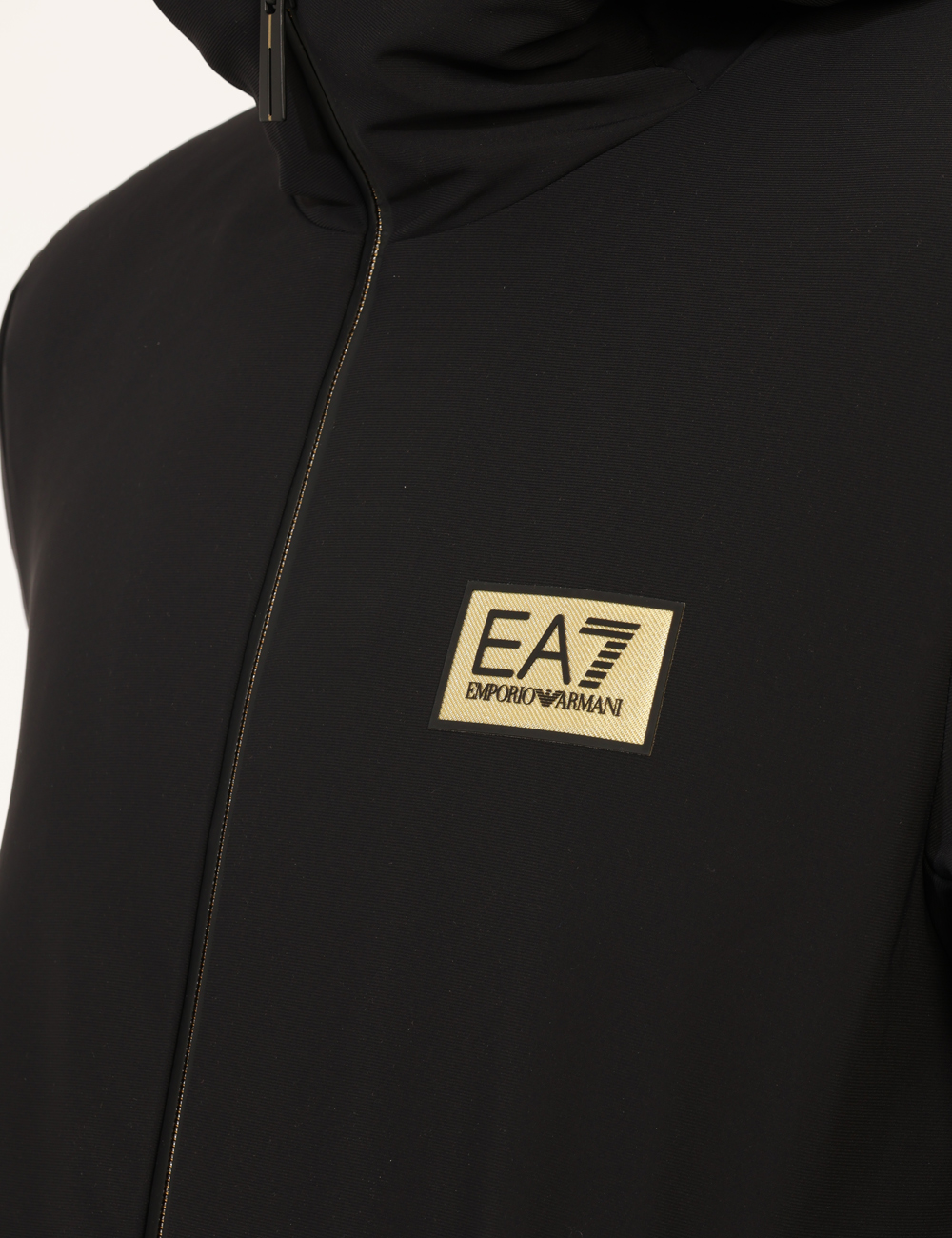 7M001020-AF13563-OA_BLACK_AI25_4 Giacca EA7 Nero - Giacca con cappuccio non removibile, in total nero con patch logo brand, più tasche a taglio trasversale e