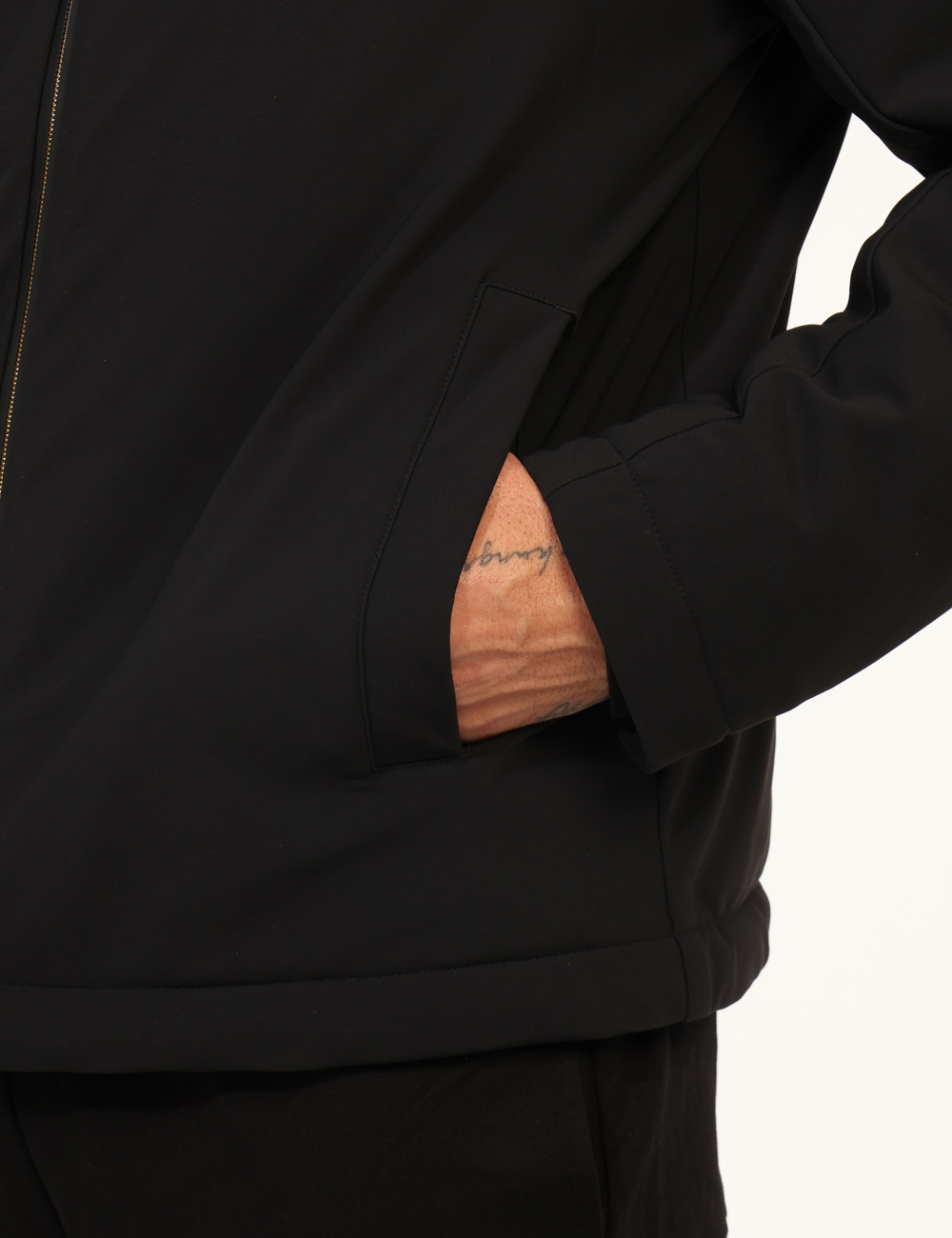 7M001020-AF13563-OA_BLACK_AI25_5 Giacca EA7 Nero - Giacca con cappuccio non removibile, in total nero con patch logo brand, più tasche a taglio trasversale e