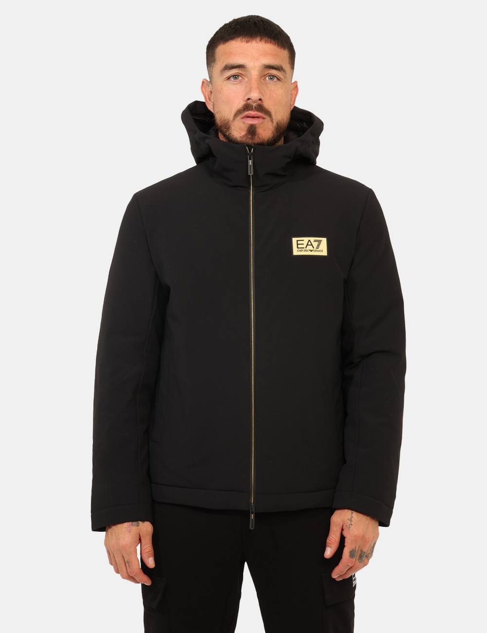 7M001020-AF13563-OA_BLACK_AI25_6 Giacca EA7 Nero - Giacca con cappuccio non removibile, in total nero con patch logo brand, più tasche a taglio trasversale e
