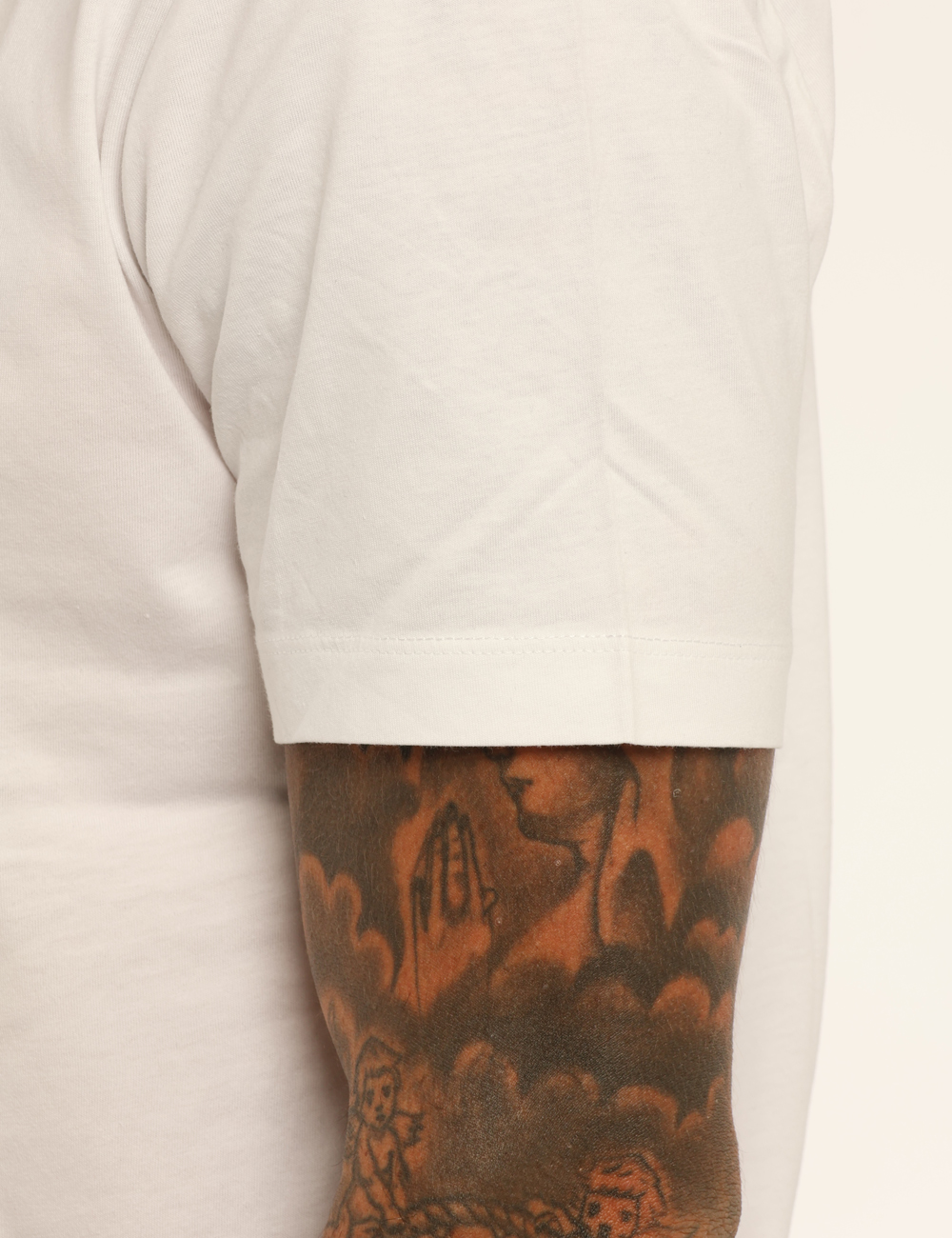 7M001189-AF17789-OA_WHITE_AI25_3 T-shirt EA7 Bianco - T-shirt classica su base bianca con logo brand in oro patinato. La vestibilità è morbida e regolare. La