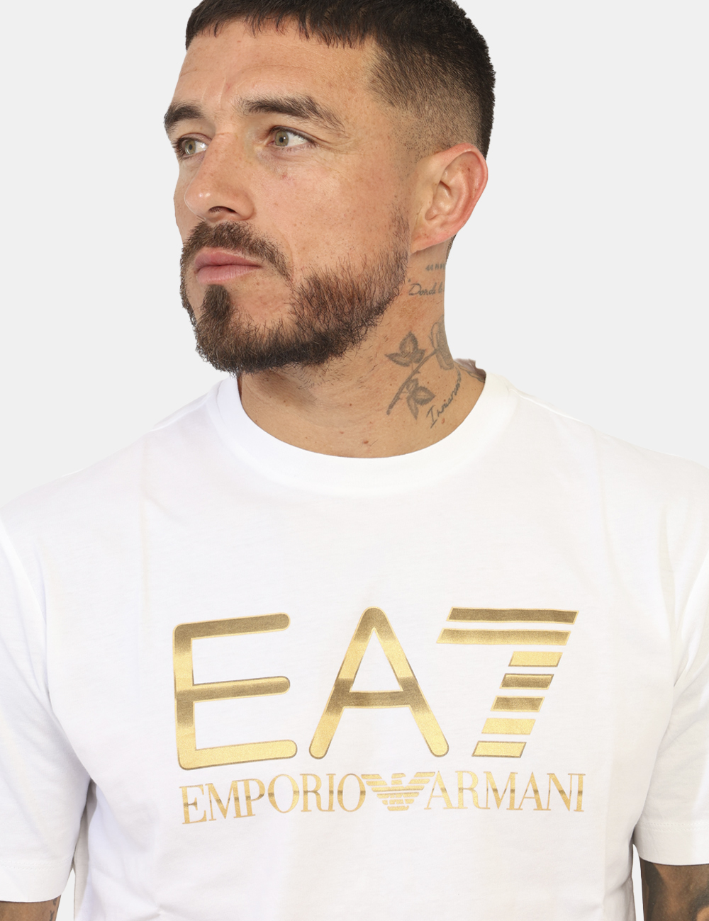 7M001189-AF17789-OA_WHITE_AI25_4 T-shirt EA7 Bianco - T-shirt classica su base bianca con logo brand in oro patinato. La vestibilità è morbida e regolare. La