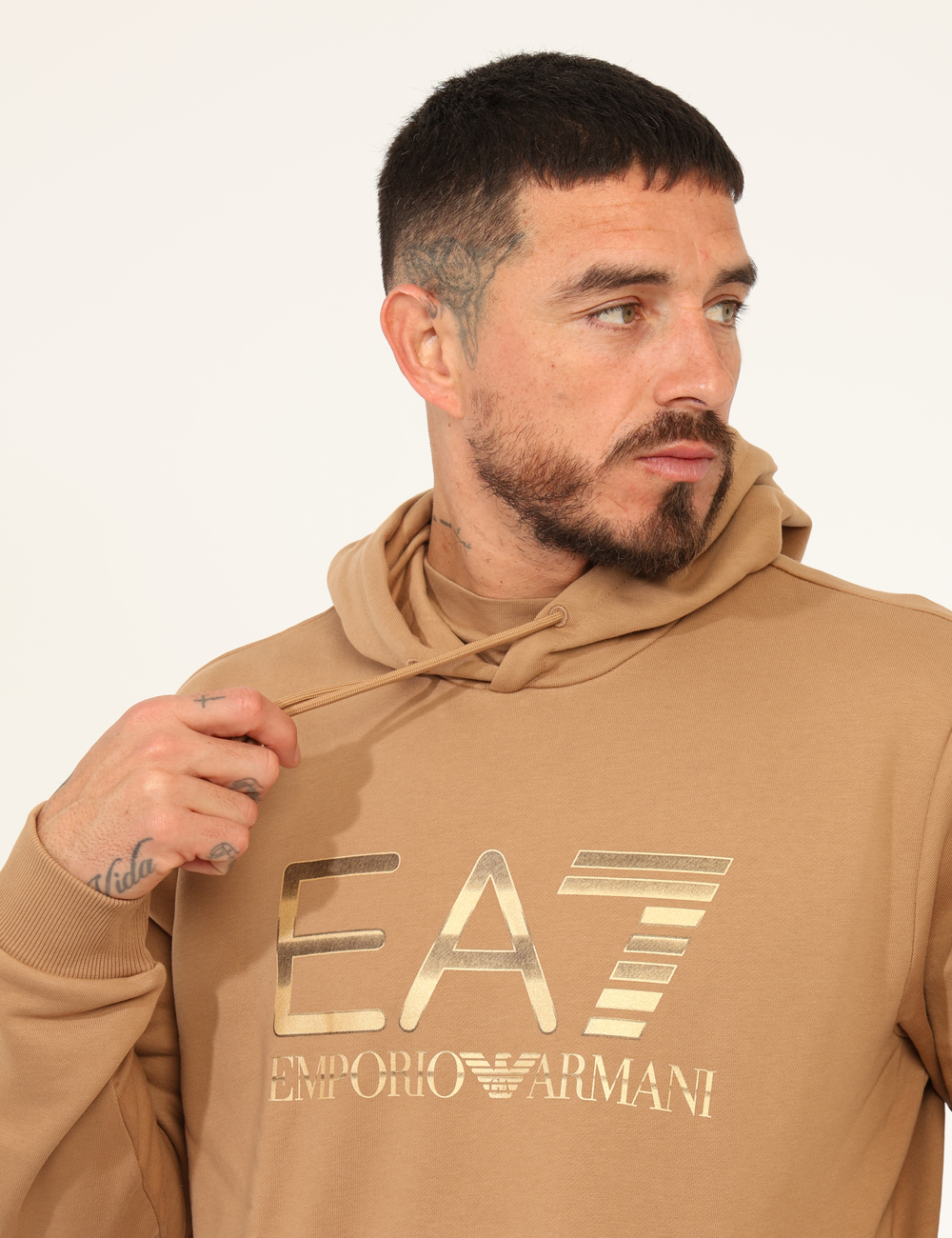 7M001190-AF17787-OA_TIGERS-EYE_AI25_3 Felpa EA7 Marrone - Felpa con cappuccio, interno garzato, in total marrone con stampa logo brand in versione dorata. Present