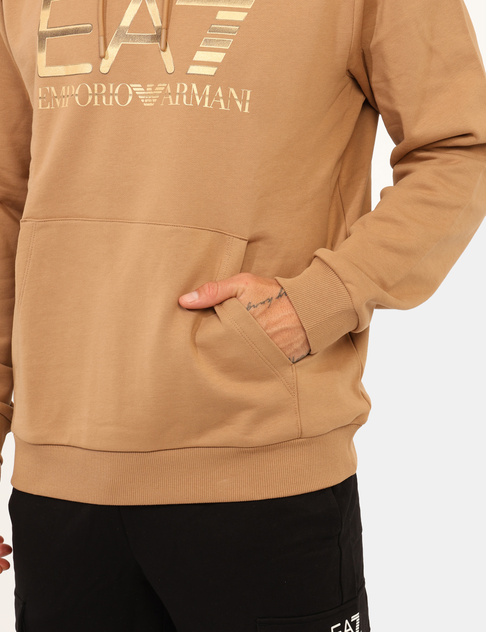 7M001190-AF17787-OA_TIGERS-EYE_AI25_4 Felpa EA7 Marrone - Felpa con cappuccio, interno garzato, in total marrone con stampa logo brand in versione dorata. Present