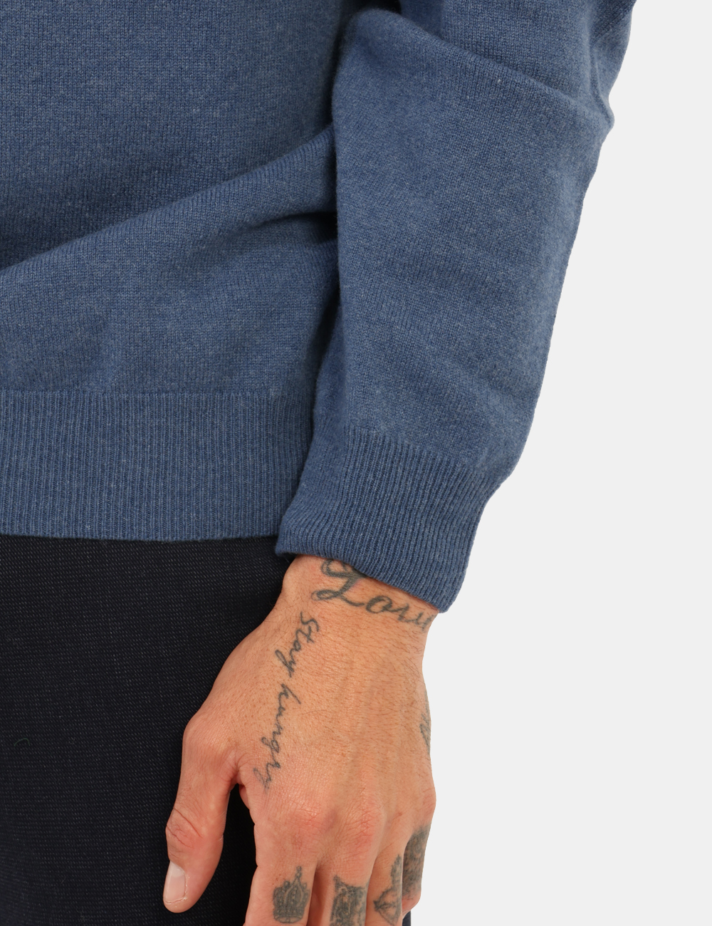 8271-SA_AVIO_AI25_3 Maglione Gant Blu - Maglione classico in lana, total blu avio, con logo brand ad altezza cuore. La vestibilità è morbida e r