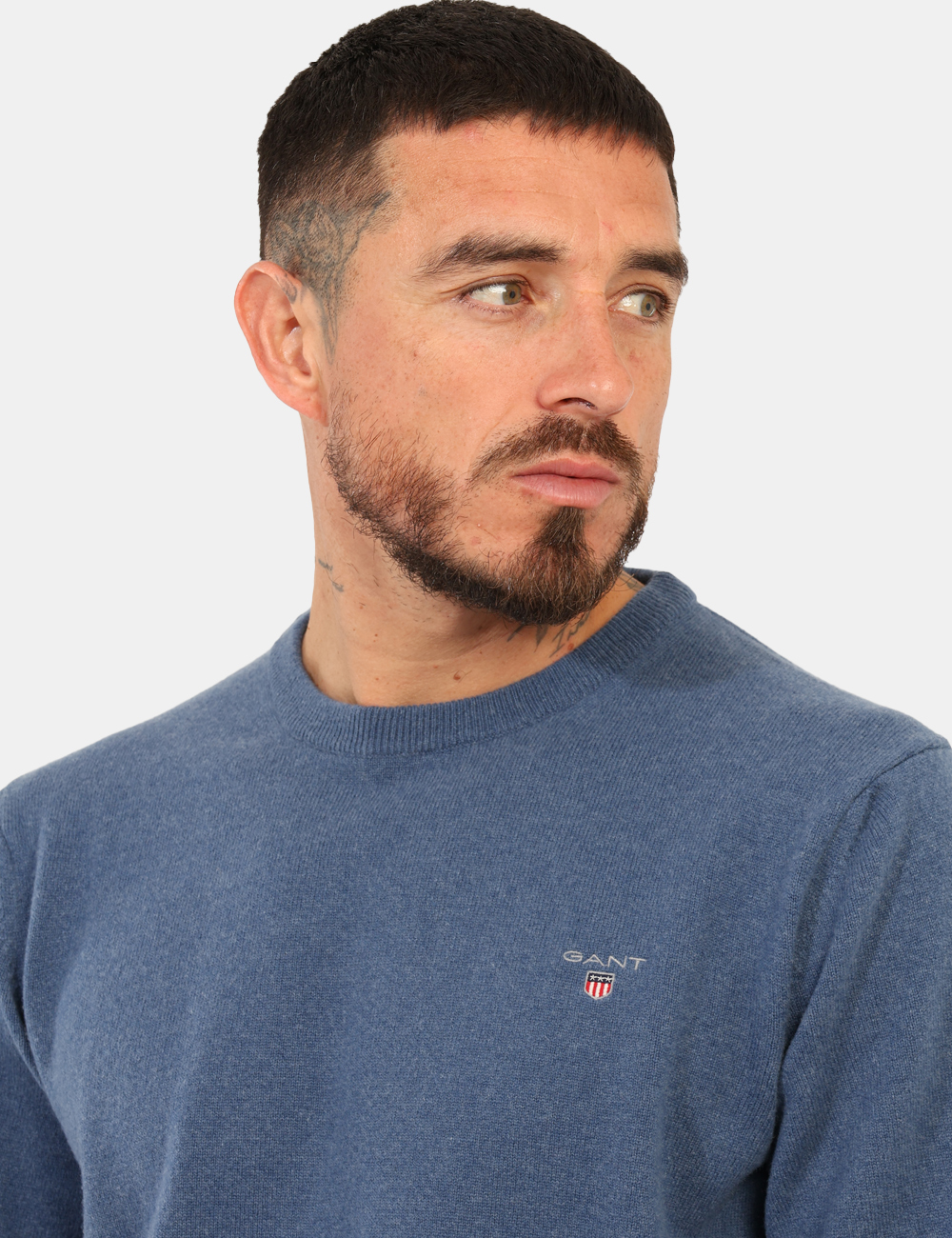 8271-SA_AVIO_AI25_4 Maglione Gant Blu - Maglione classico in lana, total blu avio, con logo brand ad altezza cuore. La vestibilità è morbida e r