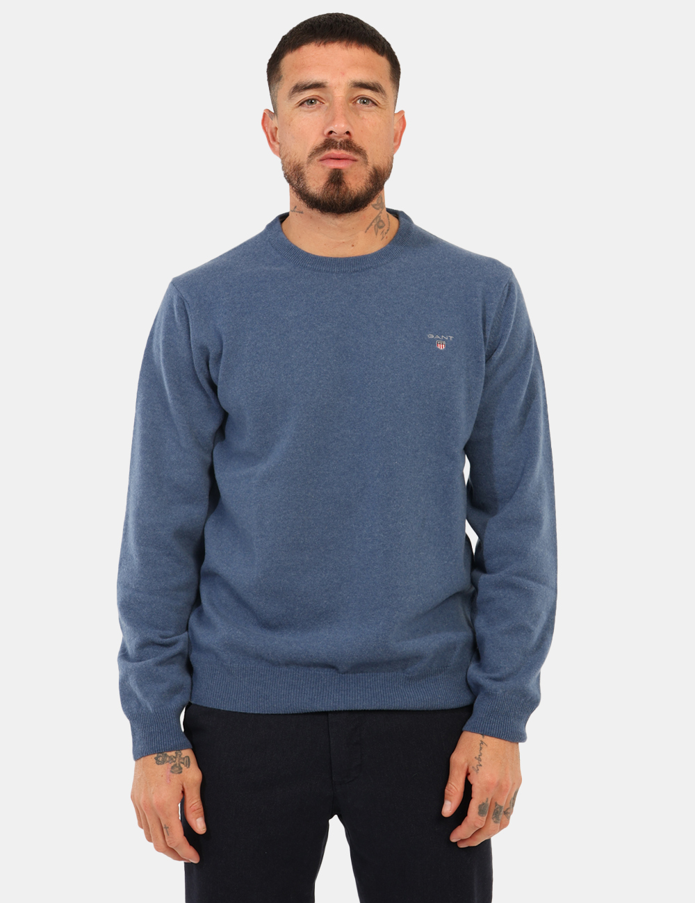 8271-SA_AVIO_AI25_6 Maglione Gant Blu - Maglione classico in lana, total blu avio, con logo brand ad altezza cuore. La vestibilità è morbida e r