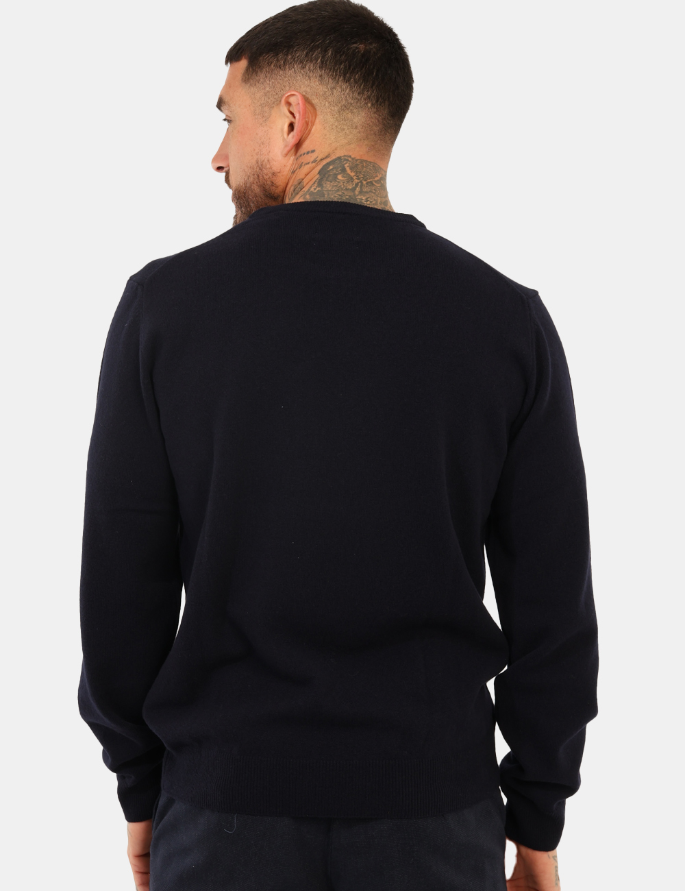 8271-SA_BLU_AI25_2 Maglione Gant Blu - Maglione classico in lana, total blu navy, con logo brand ad altezza cuore. La vestibilità è morbida e r