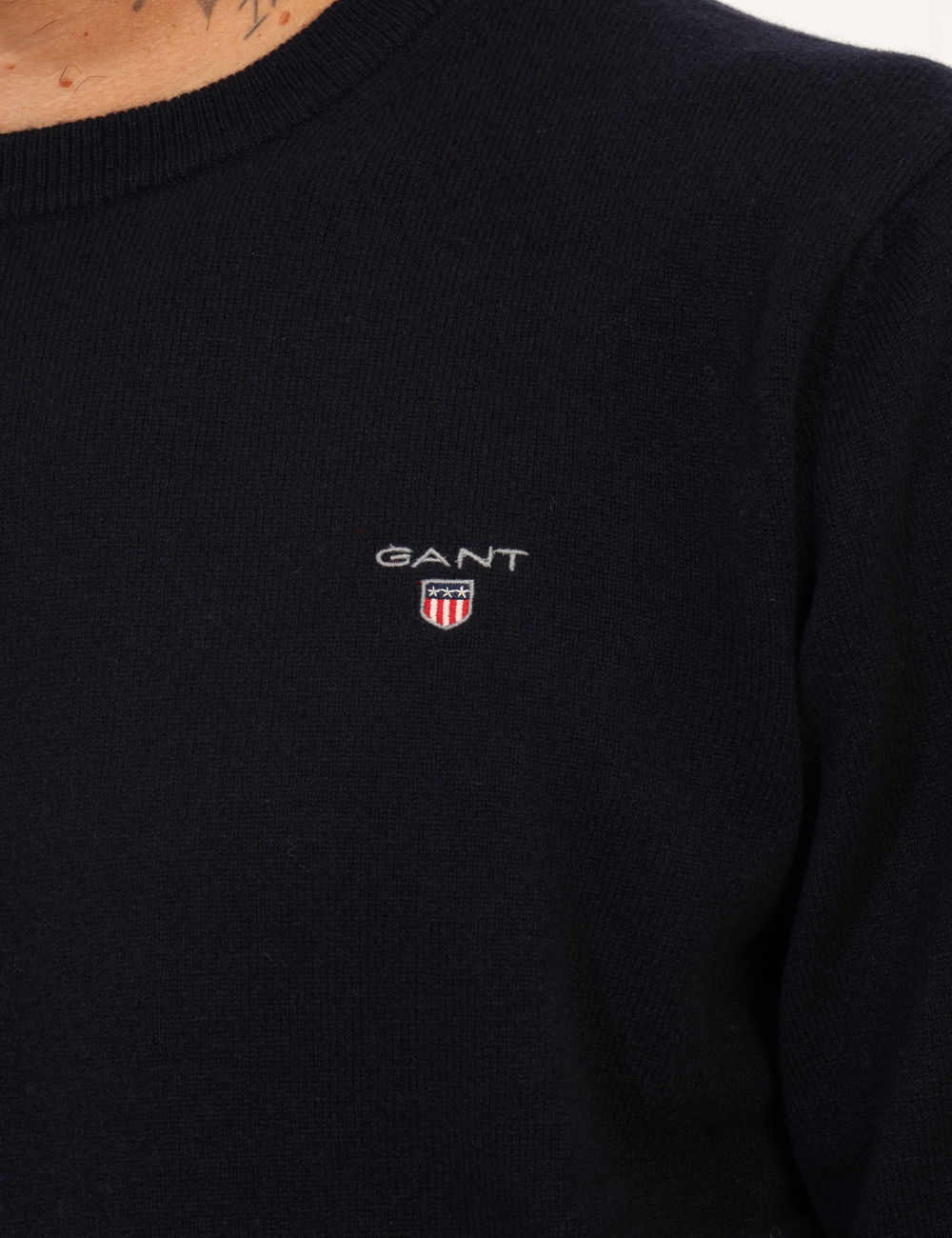 8271-SA_BLU_AI25_4 Maglione Gant Blu - Maglione classico in lana, total blu navy, con logo brand ad altezza cuore. La vestibilità è morbida e r