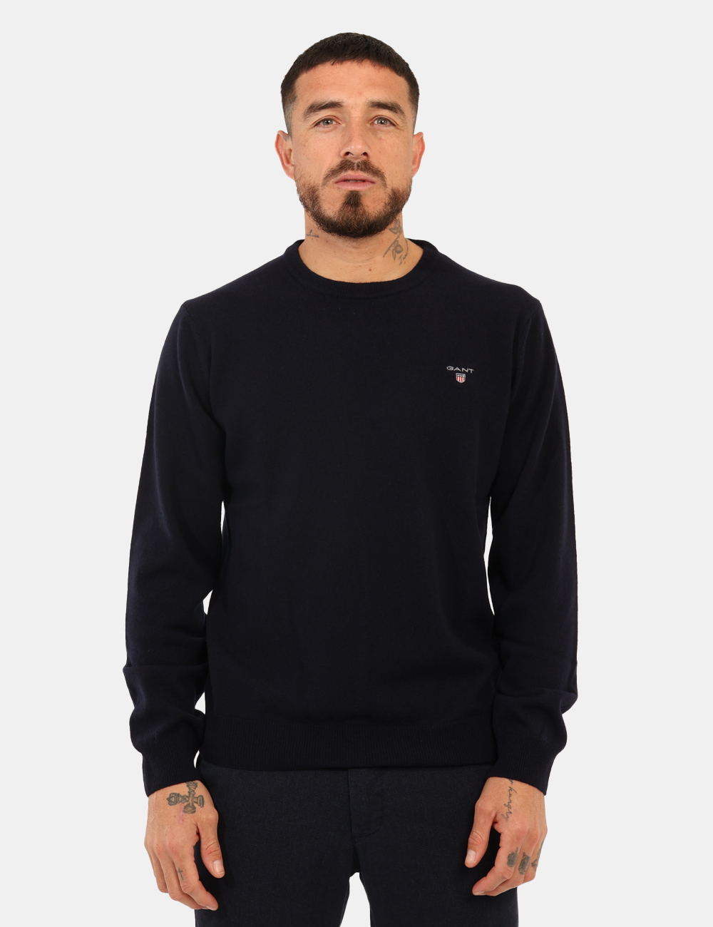 8271-SA_BLU_AI25_5 Maglione Gant Blu - Maglione classico in lana, total blu navy, con logo brand ad altezza cuore. La vestibilità è morbida e r