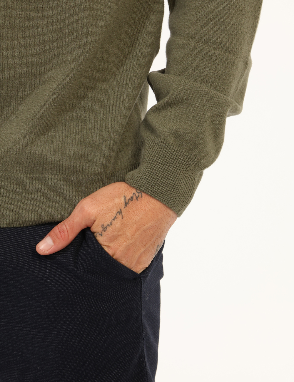 8271-SA_VERDE-SALVIA_AI25_3 Maglione Gant Verde - Maglione classico in lana, total verde salvia, con logo brand ad altezza cuore. La vestibilità è morbi