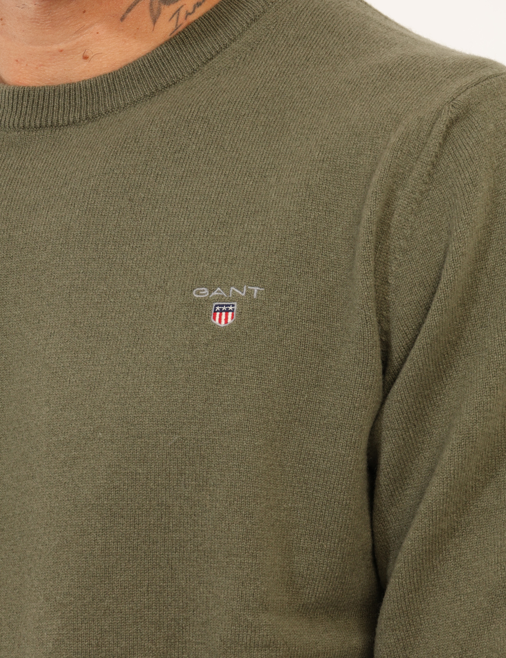 8271-SA_VERDE-SALVIA_AI25_5 Maglione Gant Verde - Maglione classico in lana, total verde salvia, con logo brand ad altezza cuore. La vestibilità è morbi