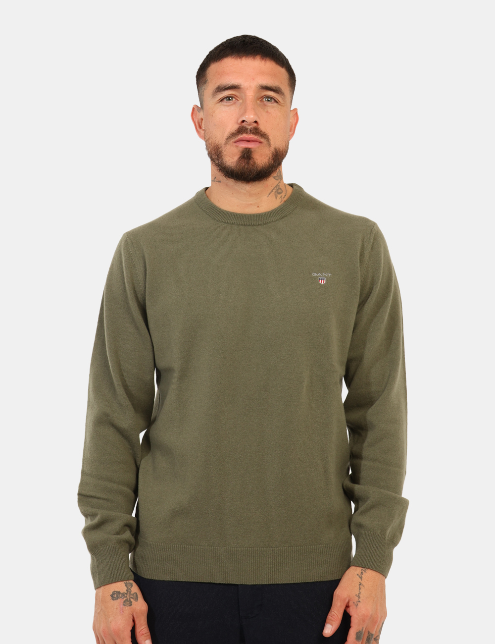 8271-SA_VERDE-SALVIA_AI25_6 Maglione Gant Verde - Maglione classico in lana, total verde salvia, con logo brand ad altezza cuore. La vestibilità è morbi