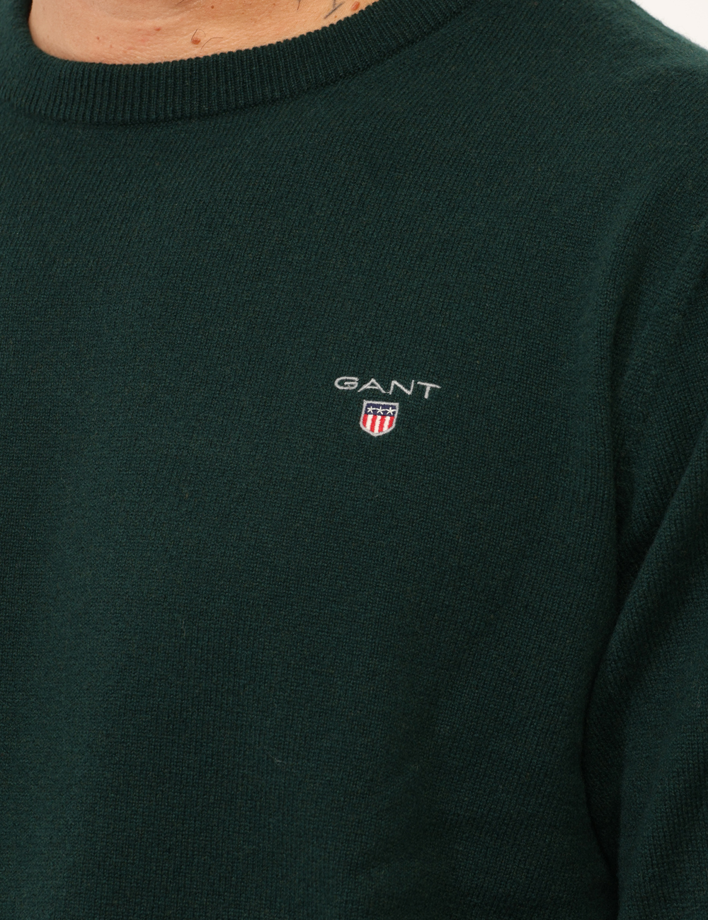 8271-SA_VERDE-SCURO_AI25_5 Maglione Gant Verde - Maglione classico in lana, total verde scuro, con logo brand ad altezza cuore. La vestibilità è morbid