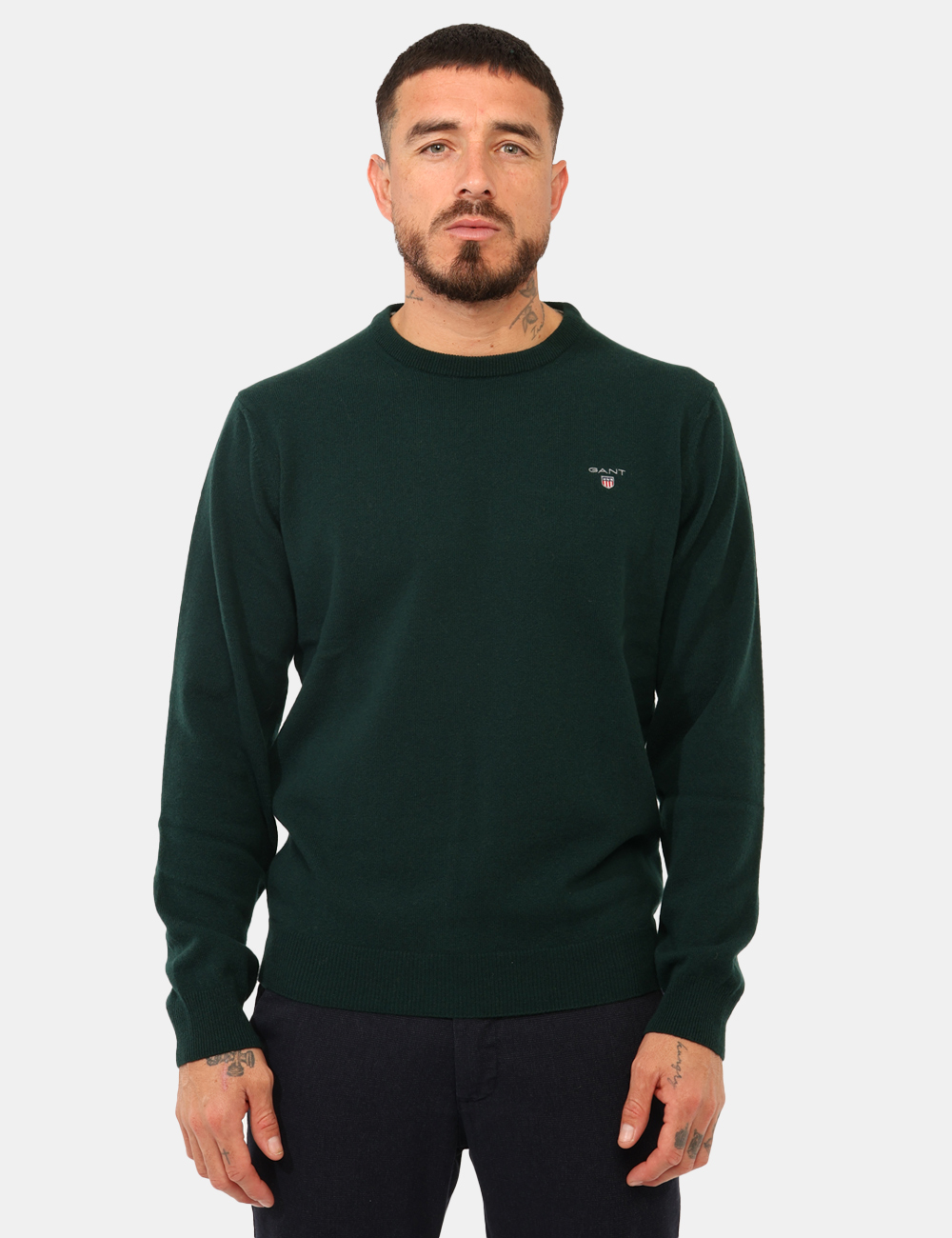 8271-SA_VERDE-SCURO_AI25_6 Maglione Gant Verde - Maglione classico in lana, total verde scuro, con logo brand ad altezza cuore. La vestibilità è morbid