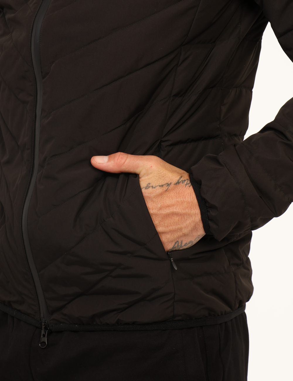 8NPB14-PNE1Z-OA_BLACK_AI25_4 Giacca EA7 Nero - Giacca con cappuccio non removibile, in total nero con tasche a taglio trasversale ed imbottitura in piuma