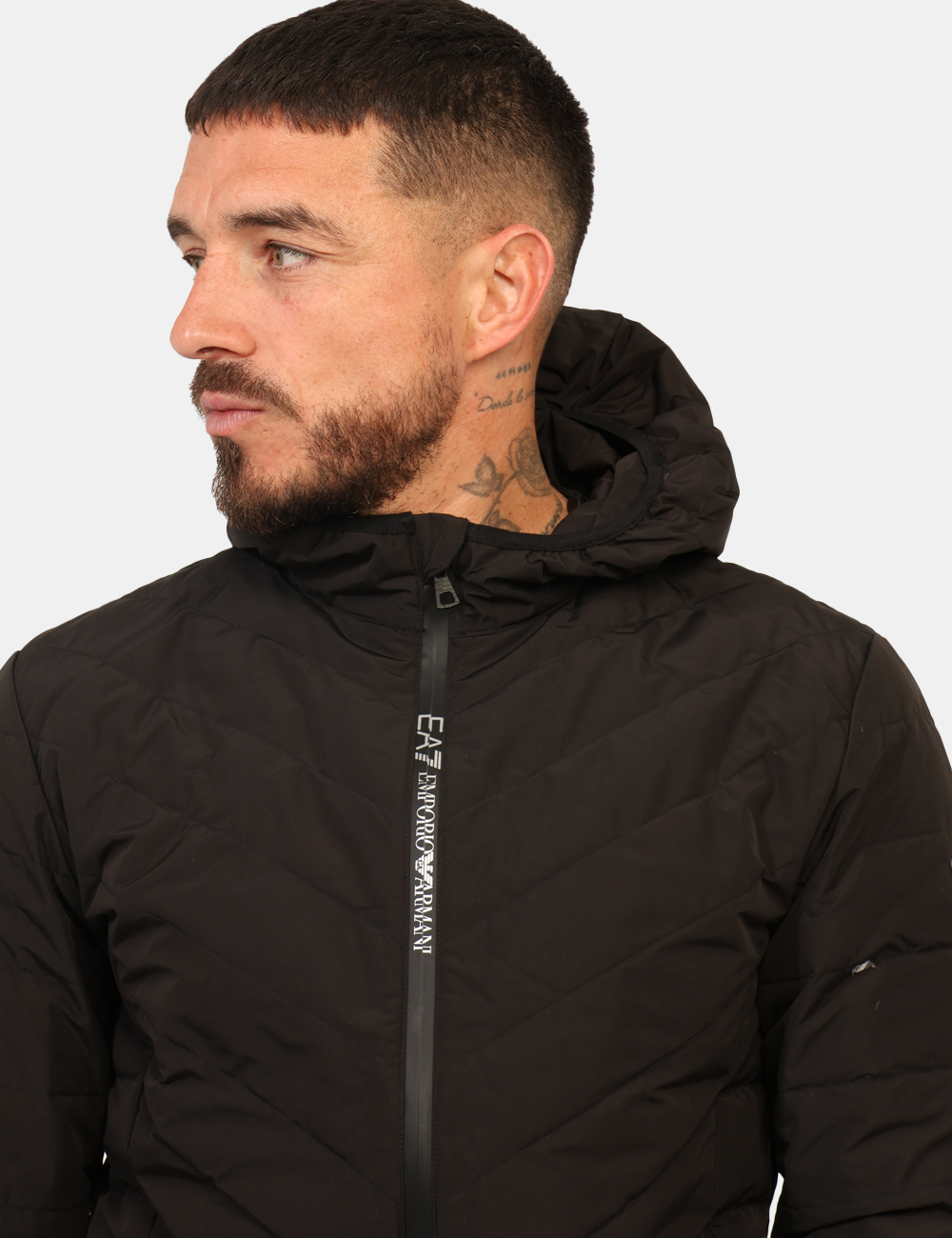 8NPB14-PNE1Z-OA_BLACK_AI25_5 Giacca EA7 Nero - Giacca con cappuccio non removibile, in total nero con tasche a taglio trasversale ed imbottitura in piuma
