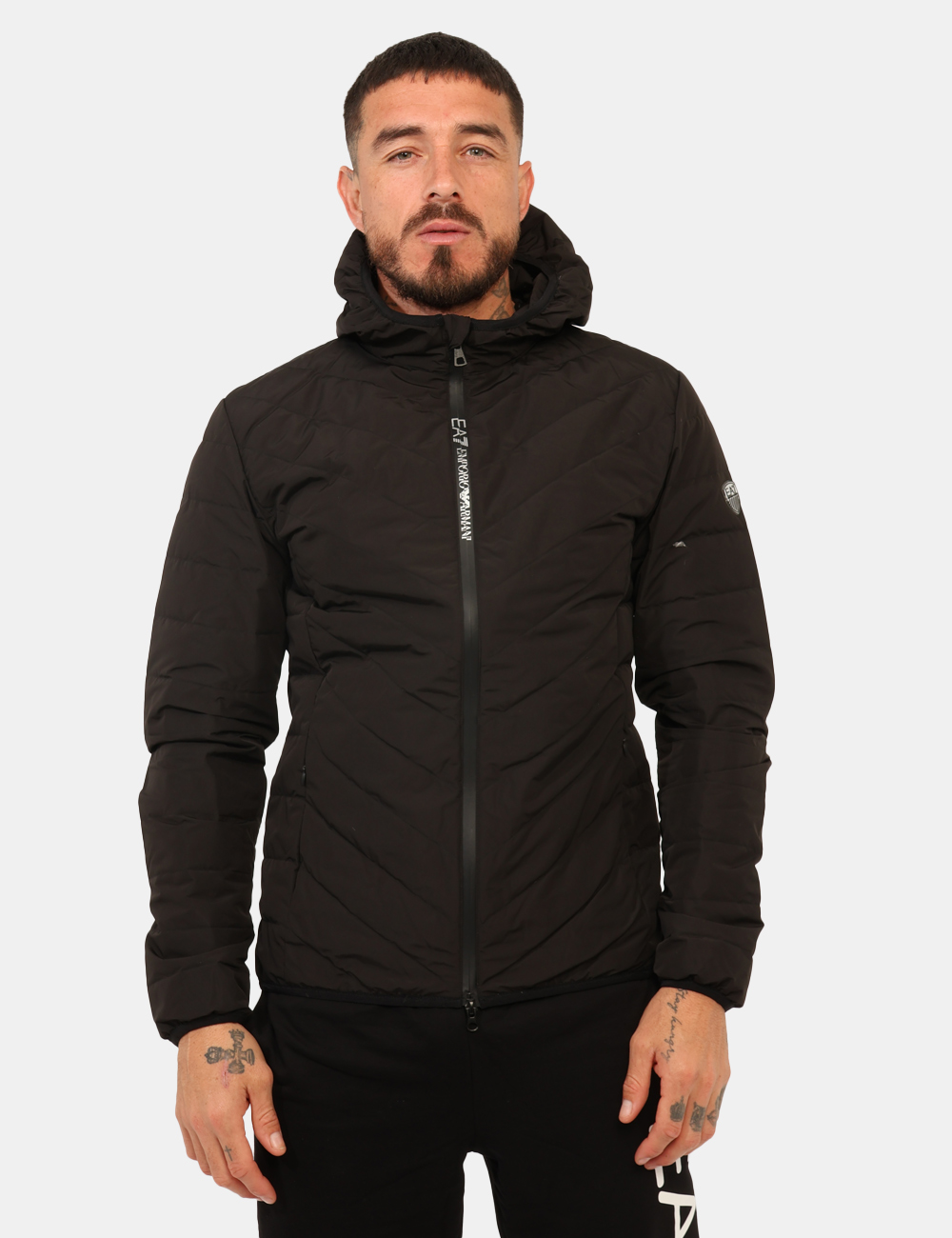 8NPB14-PNE1Z-OA_BLACK_AI25_7 Giacca EA7 Nero - Giacca con cappuccio non removibile, in total nero con tasche a taglio trasversale ed imbottitura in piuma