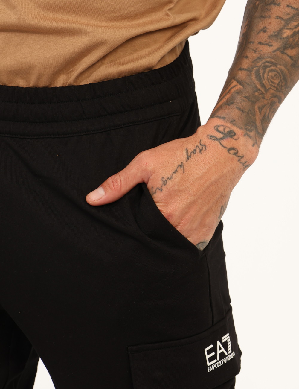 8NPP67-PJVRZ-OA_BLACK_AI25_3 Pantaloni EA7 Nero - Pantaloni in total nero, con stampa logo brand bianca, tasche a taglio trasversale sul fronte e tasconi