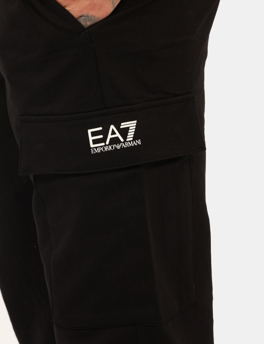8NPP67-PJVRZ-OA_BLACK_AI25_4 Pantaloni EA7 Nero - Pantaloni in total nero, con stampa logo brand bianca, tasche a taglio trasversale sul fronte e tasconi
