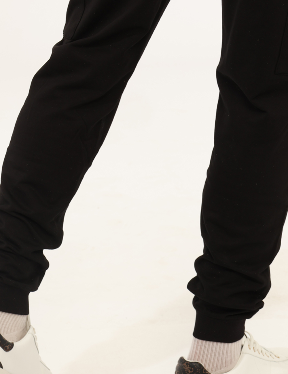 8NPP67-PJVRZ-OA_BLACK_AI25_5 Pantaloni EA7 Nero - Pantaloni in total nero, con stampa logo brand bianca, tasche a taglio trasversale sul fronte e tasconi