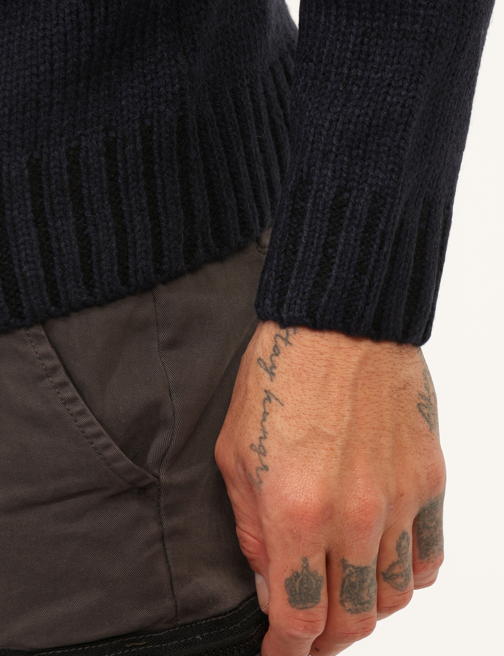 ARI5ML033548U-SA_NAVY-BLACK_AI25_4 ARI5ML033548U-SA_NAVY-BLACK_AI25