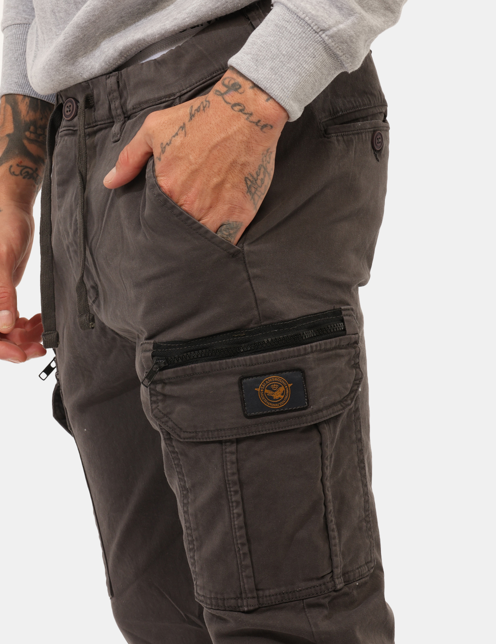 ARI5PT033628U-SA_PIOMBO_AI25_4 Pantaloni Aeronautica Italiana Grigio - Pantalone cargo in total grigio scuro con tasche a taglio trasversale e tasche a top