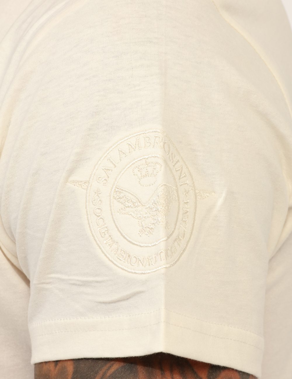 ARI5TS011344U-SA_OFF-WHITE_AI25_4 T-shirt Aeronautica Italiana Bianco - T-shirt classica su base bianca con stampa logo brand in tinta coordinata. La vestibil