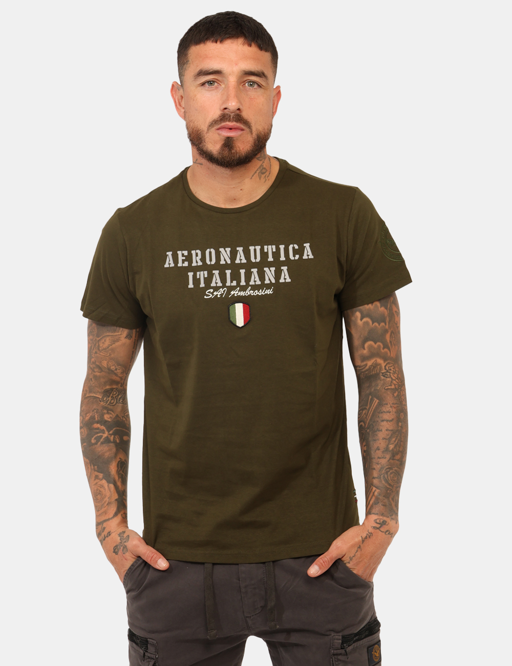 ARI5TS011347U-SA_ARMY_AI25_1 T-shirt Aeronautica Italiana Verde - T-shirt classica su base verde militare con stampa logo brand in tinta coordinata. La v