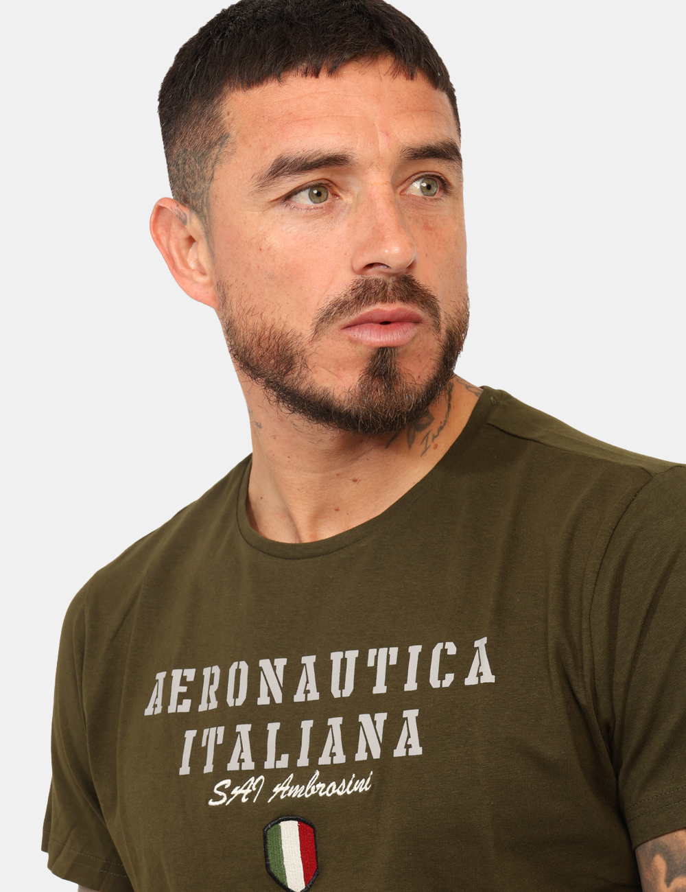 ARI5TS011347U-SA_ARMY_AI25_3 T-shirt Aeronautica Italiana Verde - T-shirt classica su base verde militare con stampa logo brand in tinta coordinata. La v