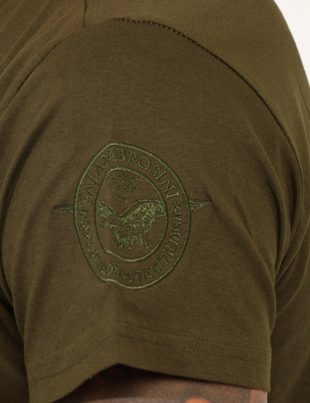 ARI5TS011347U-SA_ARMY_AI25_4 T-shirt Aeronautica Italiana Verde - T-shirt classica su base verde militare con stampa logo brand in tinta coordinata. La v