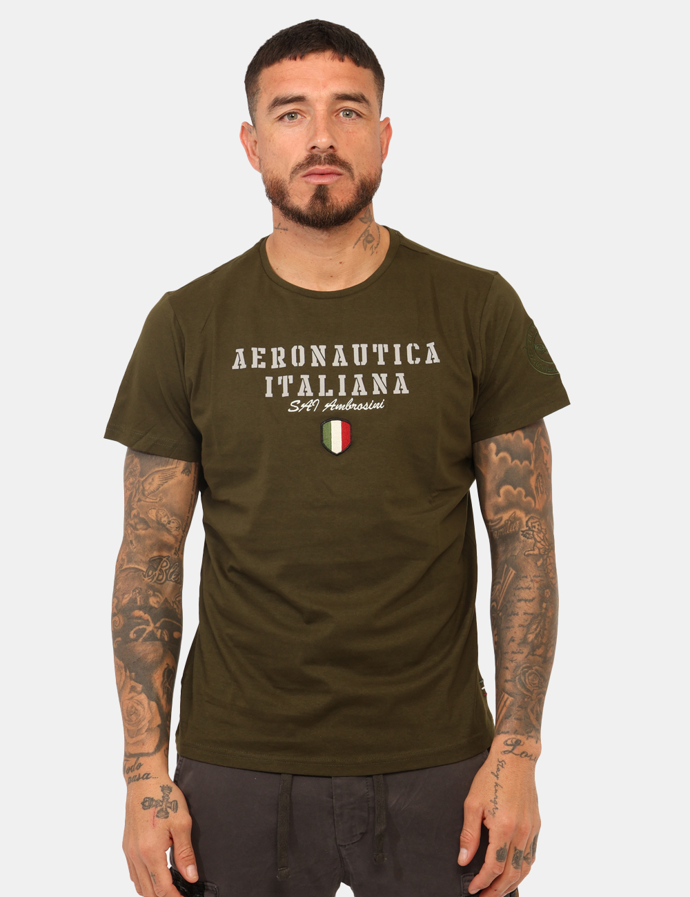 ARI5TS011347U-SA_ARMY_AI25_5 T-shirt Aeronautica Italiana Verde - T-shirt classica su base verde militare con stampa logo brand in tinta coordinata. La v