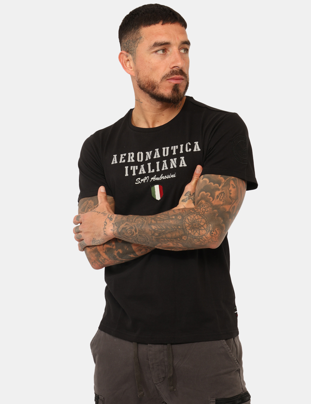 ARI5TS011347U-SA_BLACK_AI25_1 T-shirt Aeronautica Italiana Nero - T-shirt classica su base nera con stampa logo brand in tinta coordinata. La vestibilità