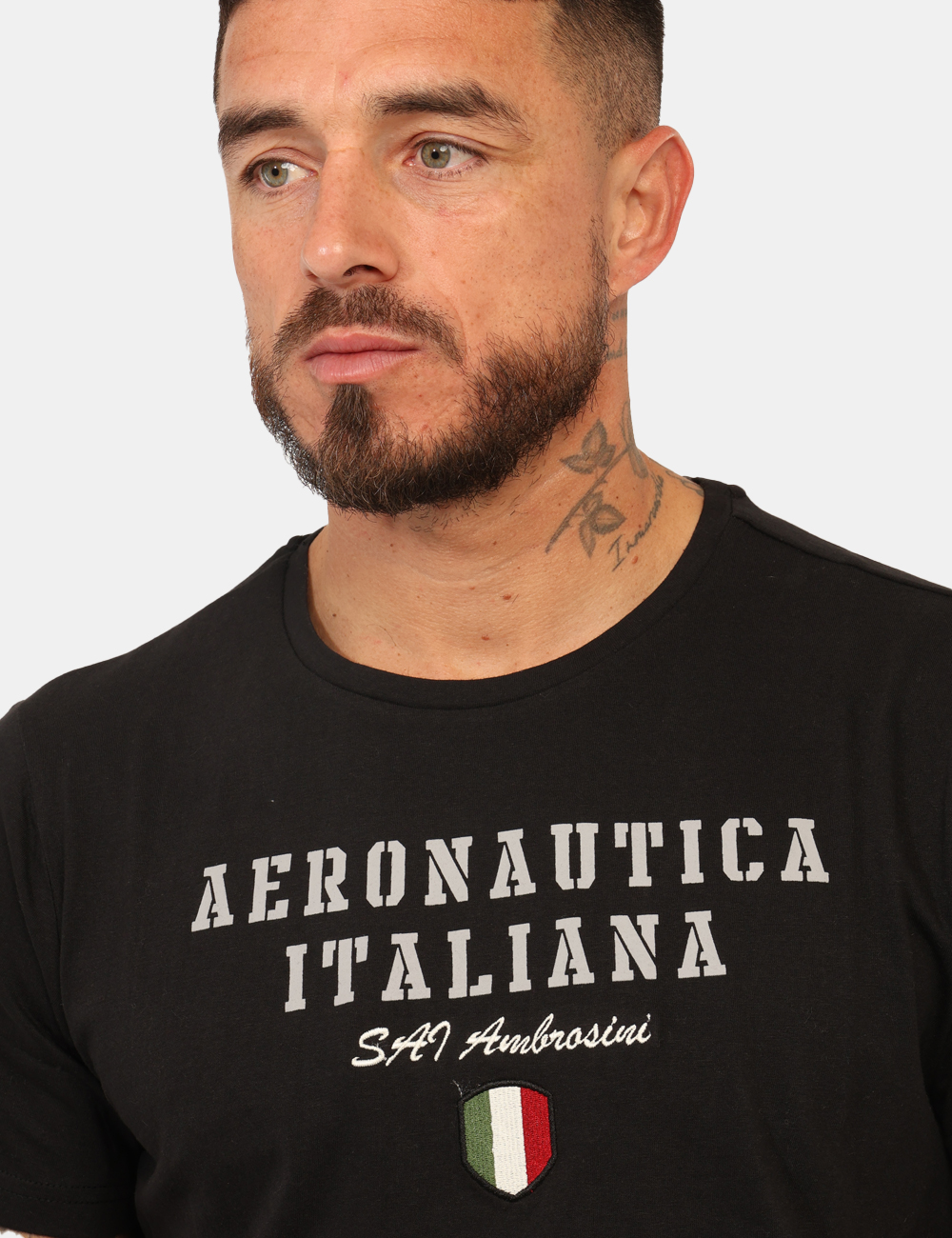 ARI5TS011347U-SA_BLACK_AI25_3 T-shirt Aeronautica Italiana Nero - T-shirt classica su base nera con stampa logo brand in tinta coordinata. La vestibilità